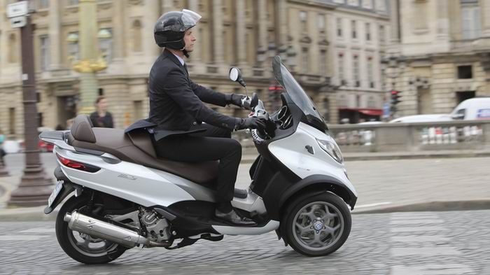 Για κάτι πιο ασφαλές από το νέο Piaggio MP3 500, μάλλον θα πρέπει να κοιτάξετε προς τα αυτοκίνητα. Το 500 τα έχει όλα. Και τρίτο τροχό, και ABS, και A